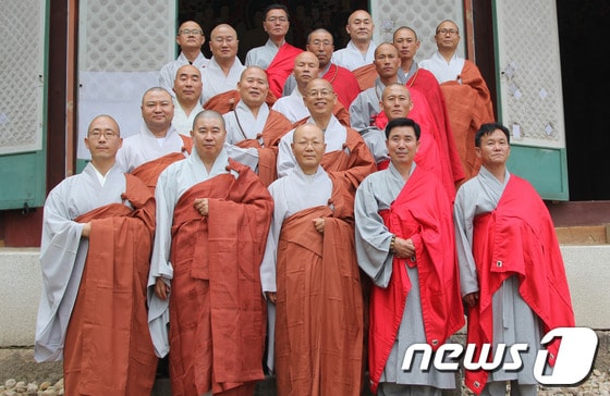 남과 북의 스님들이 지난 6월 29일 북한 금강산 신계사(神溪寺)에서 처음으로 만해 한용운 스님을 기리는 70주기 추모 다례재를 봉행한 후 기념 촬영을 하고 있다.(대한불교조계종 제공)© News1
