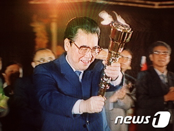 1990년 중국 베이징에서 열린 아시안게임에 참석해 성화를 들고 있는 리펑 전 중국 총리. ©AFP=뉴스1