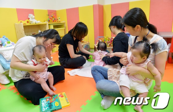 보육교사들이 아이들을 돌보고 있다. /뉴스1 © News1