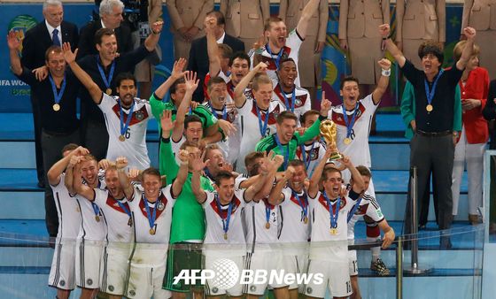 독일 축구대표팀이 14일(한국시간) 열린 2014 브라질 월드컵 결승전 아르헨티나와의 경기에서 1-0으로 승리, 우승한 뒤 세리머니를 즐기고 있다. © AFPBBNews=News1