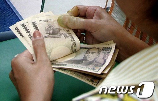 일본 엔화 가치가 미 달러 대비 급락세를 보이고 있다. © AFP=뉴스1 