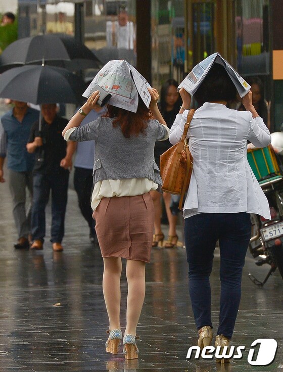 '신문지 우산 쓰고'