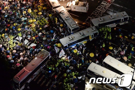 '세월호참사 100일' 추모행렬 애워싼 경찰