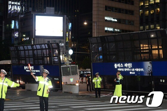 '세월호참사 100일' 행진 막아서는 경찰 차벽