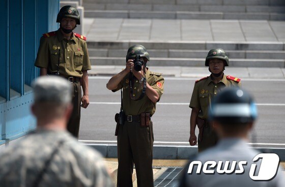 북한군 병사들이 지난 7월 27일 경기도 파주 판문점 자유의집에서 