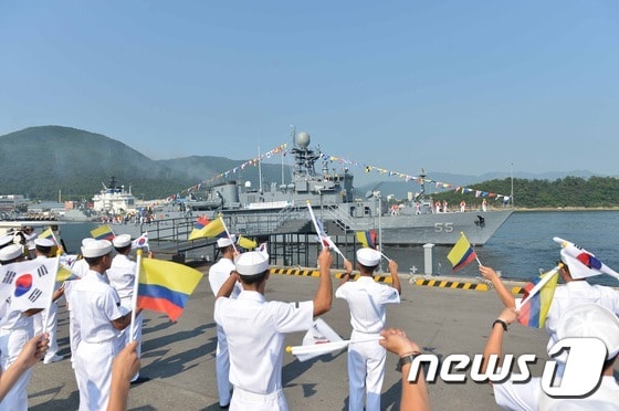 (자료사진) 해군 장병들이 7월 30일 진해 해군기지에서 거행된 양도식을 마치고 고국을 떠나는 안양함(PCC, 1000톤급)을 환송하고 있다.(해군 제공) 2014.7.30 /뉴스1 © News1 포토공용