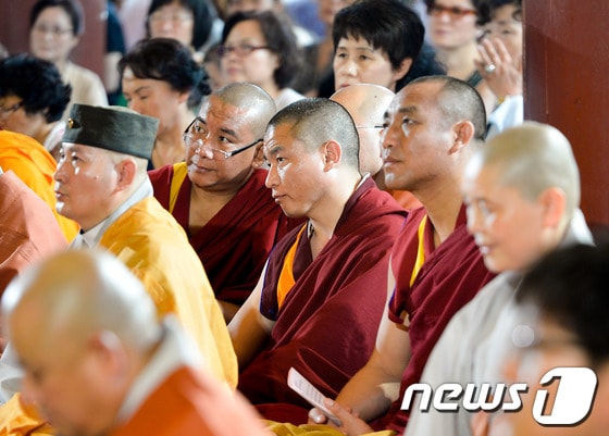 외국 승려들이 5일 오후 서울 종로구 조계사에서 열린 