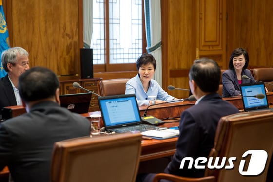 박근혜 대통령이 11일 오전 청와대에서 열린 수석비서관회의를 주재하며 모두발언하고 있다. (청와대 제공) 2014.8.11/뉴스1 © News1
