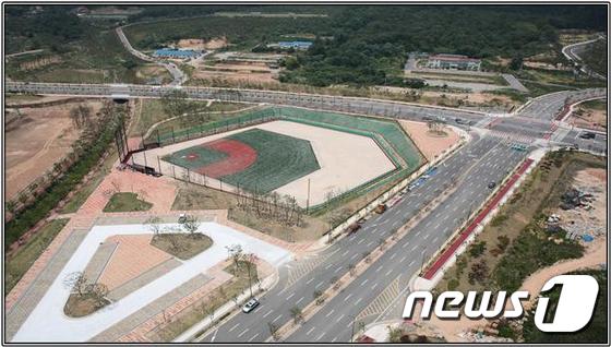 한화&홍성 내포신도시 유소년·사회인 야구장 © News1