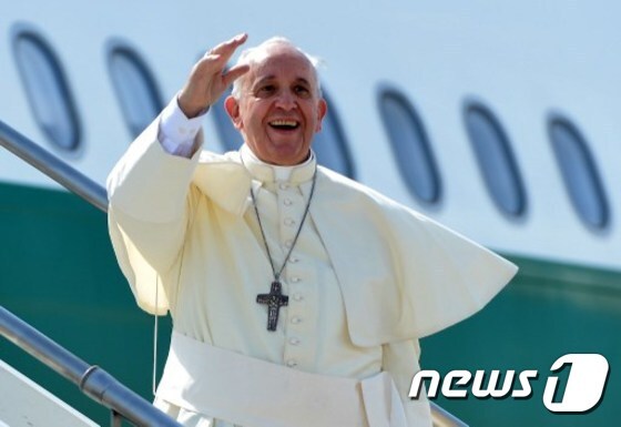 프란치스코 교황이 현지시간 13일 오후 4시(한국 시각 밤 11시)에 4박5일간의 한국 방문을 위해 바티칸을 출발하는 항공기에 탑승하기에 앞서 손을 흔들며 인사하고 있다. © News1=AFP 