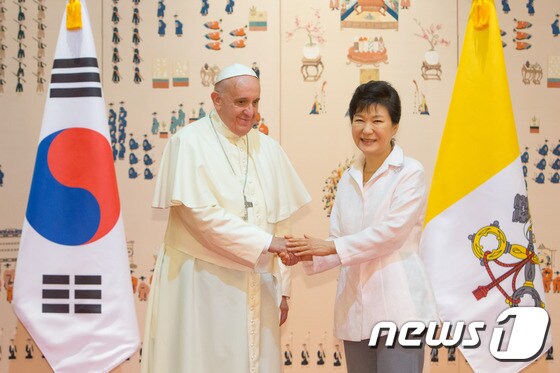 박근혜 대통령이 14일 오후 청와대를 방문한 프란치스코 교황과 정상면담에 앞서 기념촬영을 하고 있. (청와대 제공) 2014.8.14/뉴스1 © News1