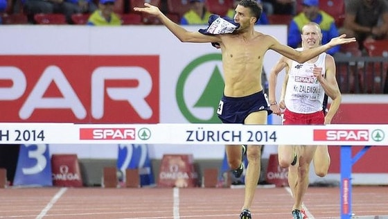 프랑스의 마히딘 멕히시 베나바드(29) 선수가 14일(현지시간) 스위스 취리히에서 열린 유럽육상선수권대회 300m 장애물 결승에서 상의를 입에 문 채 결승선을 통과하고 있다. © News1