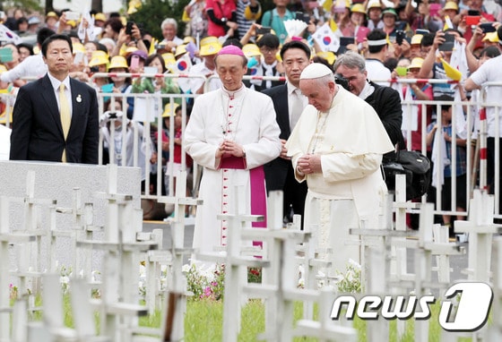 프란치스코 교황이 16일 오후 충북 음성군 꽃동네를 방문해 낙태된 아이들을 기억하는 태아동산에서 기도하고 있다. (사진공동취재단) 2014.8.16/뉴스1 © News1
