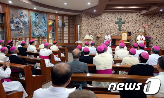 프란치스코 교황이 17일 오전 충남 서산시 해미성지 소성당에서 아시아 주교들과 만나 연설하고 있다. (사진공동취재단) /뉴스1 © News1