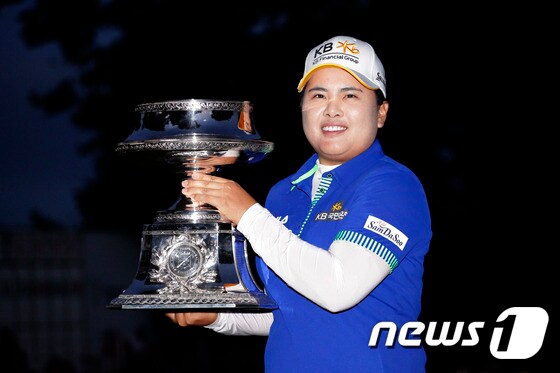 박인비(26·KB금융그룹)가 LPGA투어 시즌 네 번째 메이저대회인 웨그먼스 LPGA 챔피언십에서 우승을 차지한 뒤 트로피를 들어보이고 있다.© AFP=News1 