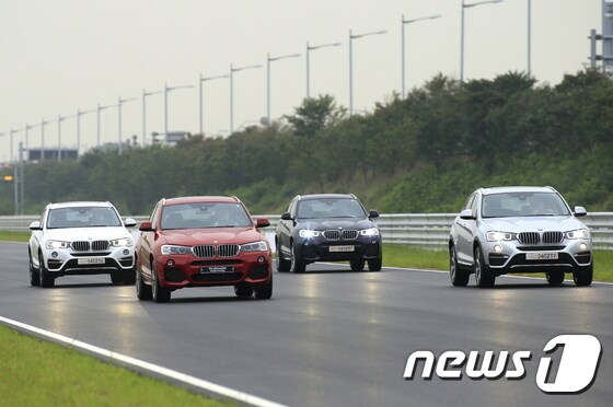 인천 영종도 BMW 드라이빙센터 서킷을 달리는 X4© News1 