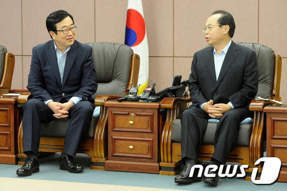 서병수 부산시장과 오거돈 전 장관./뉴스1 © News1 여주연 기자