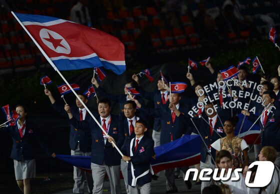 2012 런던 올림픽에 입장하고 있는 북한 선수단.© AFP=News1