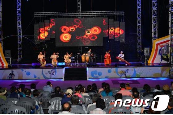 31일 오후 삼천포대교공원 수상무대에서 열린 사천세계타악축제 개막공연 모습. © News1