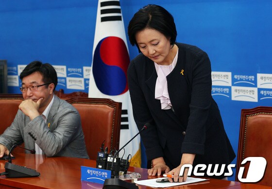 박영선 대표 직무대행 &apos;굳은 표정으로&apos;