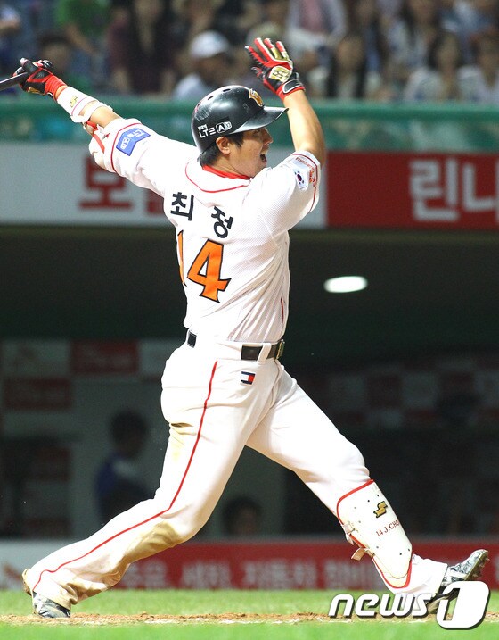SK 3번 최정이 23일 대구 삼성전에서 4회초 1사 3루에서 시즌 9호 우월 2점홈런을 날려 9-8로 전세를 뒤집었다. © News1 DB