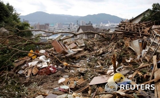 수요일 집중호우로 산사태가 발생한 일본 히로시마의 아사미나미 주택가에 21일 무너진 집에서 나온 쓰레기들이 널려 있다. © News1 이기창