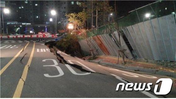 지난달 28일 발생한 경기 인천 중구 영종하늘도시의 한 아파트 인근 도로 지반침하 사고 모습. (유대운 의원실 제공) © News1