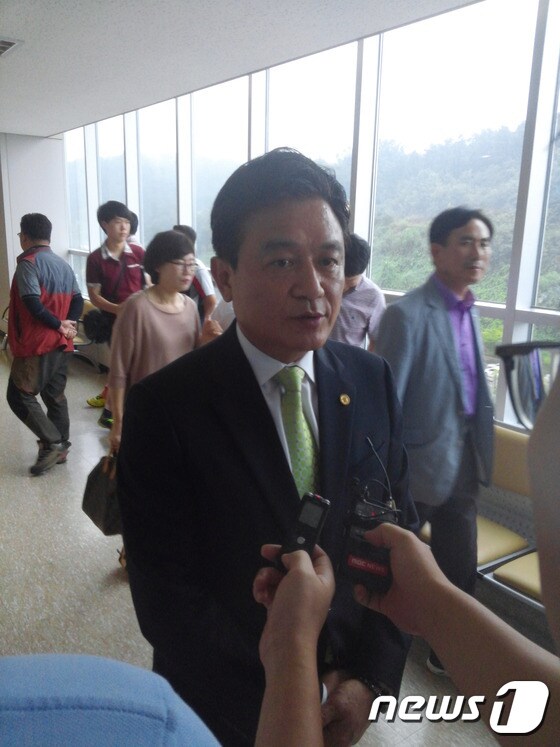 김병우 충북도교육감이 21일 청주지방법원에서 결심공판을 마친 뒤 언론과 인터뷰를 하고 있다.© News1