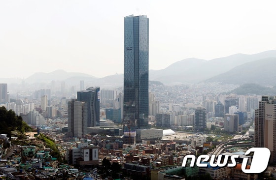 부산 남구 문현금융단지의 국제금융센터(BIFC) 전경 © News1 DB