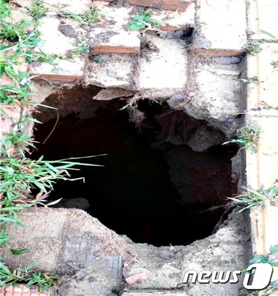 평택시 팽성읍 팽성대교 부근 인도에서 발견된 폭 3m 깊이 3m 크기 싱크홀. © News1