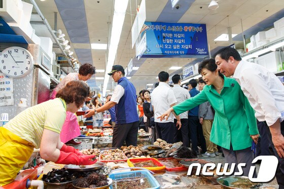 박근혜 대통령이 22일 오후 부산 중구 자갈치시장을 찾아 수산물을 구입하고 있다. (청와대 제공) 2014.08.22/뉴스1 © News1 포토공용 기자