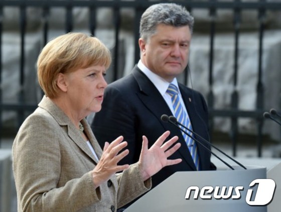앙겔라 메르켈 독일 총리(왼쪽)와 페트로 포로셴코 우크라이나 대통령. © AFP=뉴스1
