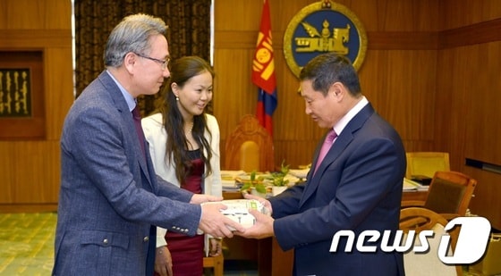 노로빈 알탄호야그 몽골 총리(오른쪽)에게 제세동기(AED)를 전달하는 김영훈 고려대 안암병원장./© News1