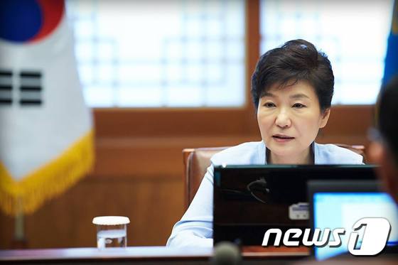 박근혜 대통령이 25일 오전 청와대에서 수석비서관회의를 주재하고 있다. 박근혜 대통령은 8월 임시국회에서 경제 활성화와 국민안전, 민생안정을 위한 핵심 법안들을 처리해야 한다고 강조했다. (청와대) 2014.8.25/뉴스1 © News1
