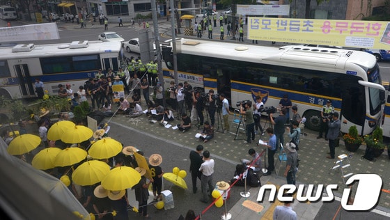 서울 종로구 청운동주민센터 앞을 막고 있는 경찰버스. 2014.8.25/뉴스1 © News1 민경석 기자