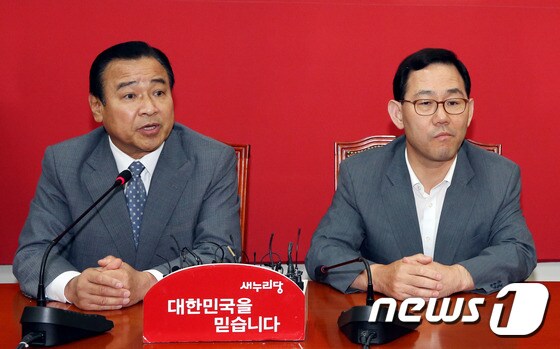 이완구 새누리당 원내대표(왼쪽) /뉴스1 © News1 이광호 기자