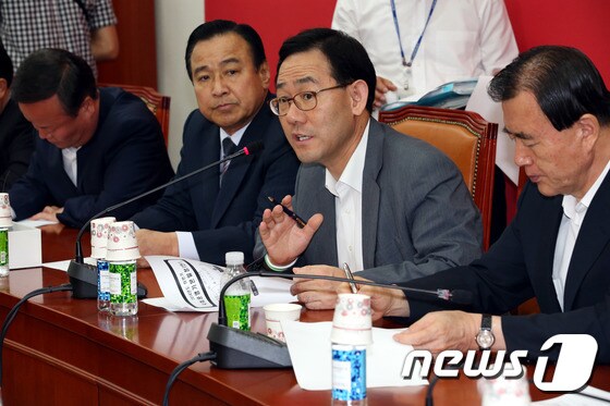 주호영 새누리당 정책위의장(오른쪽 두번째). 2014.8.26/뉴스1 © News1 이광호 기자