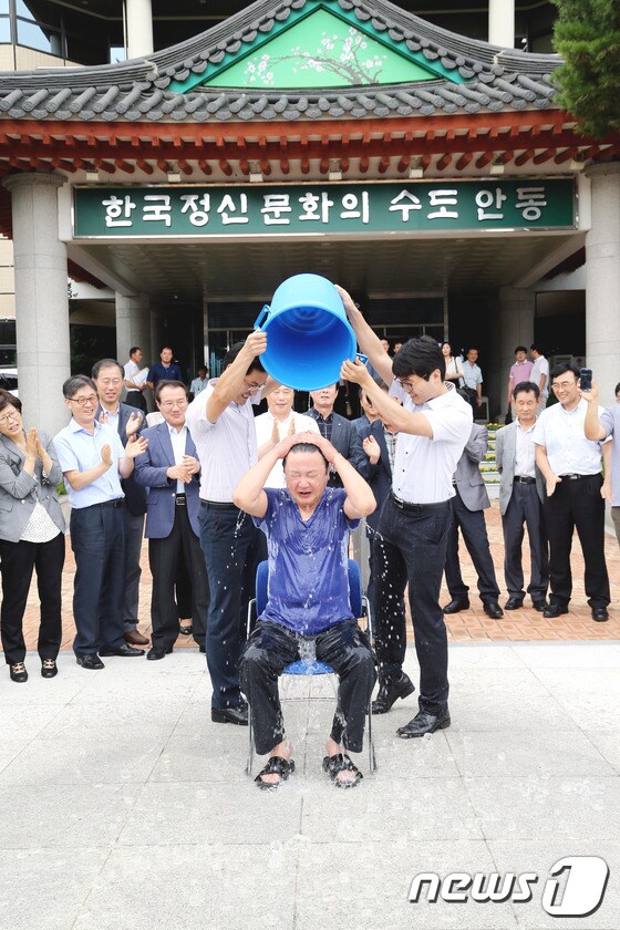 27일 권영세 경북 안동시장이 아이스버킷 챌린지 캠페인에 동참했다. 2014.8.27/뉴스1 © News1