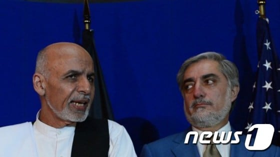 아프가니스탄 대통령선거에 출마한 아슈라프 가니 전 재무장관(좌)과 압둘라 압둘라 후보. © AFP=뉴스1
