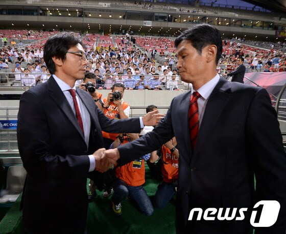황선홍 포항 감독(왼쪽)과 최용수 서울 감독의 라이벌 열전은 내년에도 이어질 전망이다. © News1