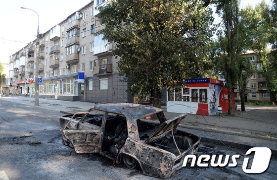 27일(현지시간) 우크라이나 동부 도네츠크 거리에 연소된 차량이 서 있다. © AFP=뉴스1