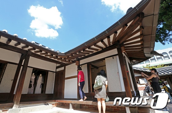 28일 오후 시민들이 서울 종로구 계동 북촌문화센터를 둘러보고 있다. ' 2014.8.28/뉴스1