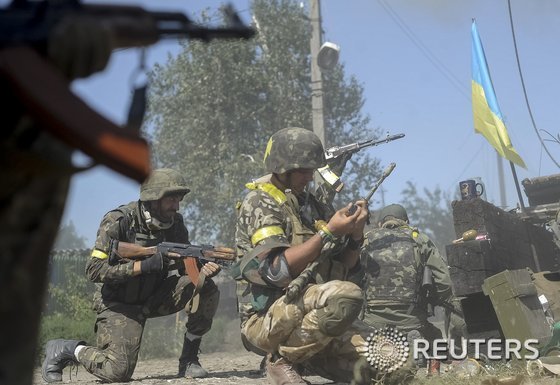 26일(현지시간) 우크라이나 동부 일로바이스크 지역에서 우크라이나 군인들이 친러 무장 세력과 교전을 벌이고 있다. © News1