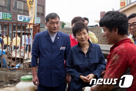 박근혜 대통령이 지난 28일 오후 최근 집중호우로 침수피해를 입은 부산 기장군 장안읍 좌천마을을 찾아 피해 복구 상황을 점검한 뒤 주민을 격려하고 있다. (청와대) 2014.8.28/뉴스1 © News1