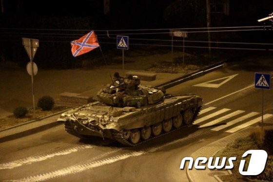 우크라이나 동부 친러시아 반군이 탑승한 장갑차량. © AFP=뉴스1