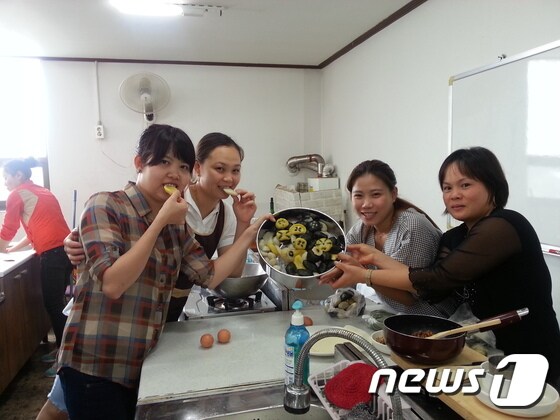전북지역 농촌에 거주하는 결혼이민여성들이 쌀로 음식을 만들어 자랑하고 있다.(전북농협 제공)2014.8.29/뉴스1© News1