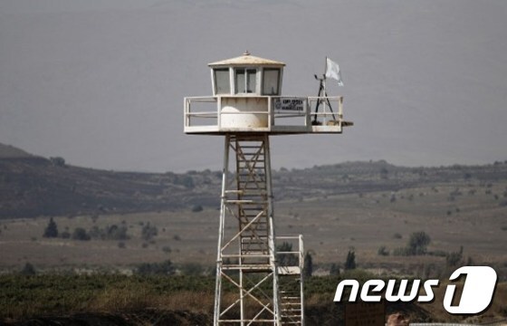 유엔 휴전감시군(UNDOF) 감시탑 너머로 보이는 시리아 측 골란고원. © AFP=뉴스1