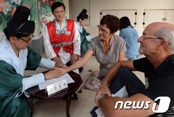 한의학을 체험하고 있는 외국인들./뉴스1 © News1