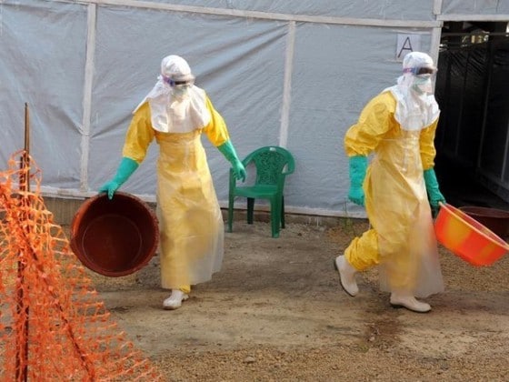 에볼라 바이러스가 창궐한 서아프리가 기니에서 의료활동을 벌이고 있는 의사들 © AFP=News1 2014.08.04/뉴스1 © News1