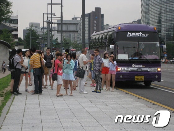 6일 관광버스가 경복궁 앞 도로변에서 외국인 관광객을 내려주고 있다. © 뉴스1